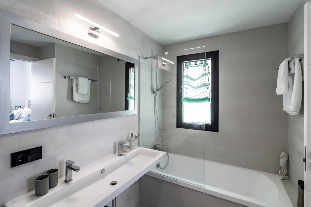 LAE23i- Apotel Estepona Hills by roomservices