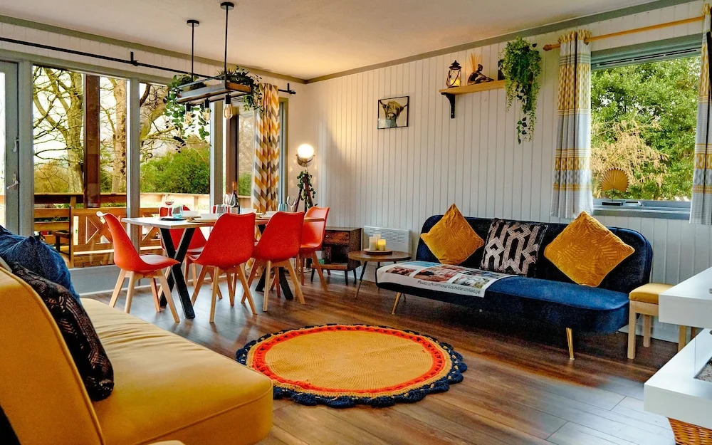 Luxurious mountain retreat lodge Hunters Quay