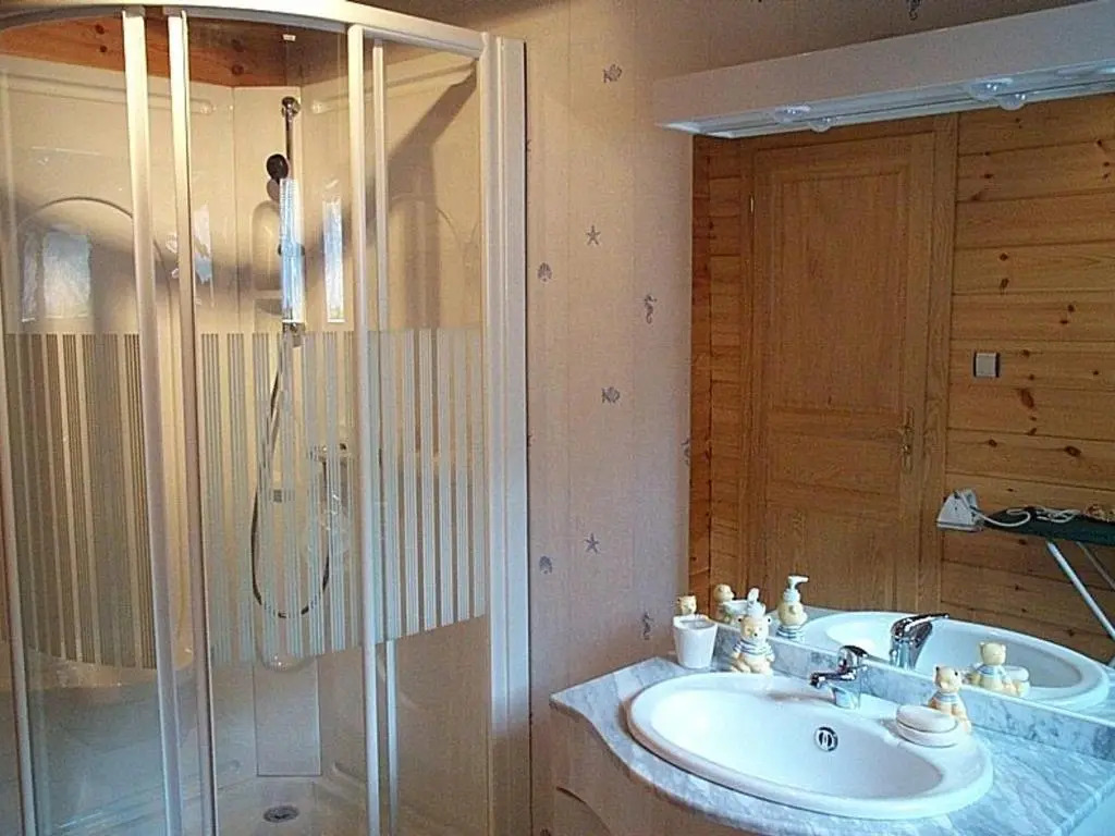 Chalet confortable avec 4 chambres, cheminée, grand terrain, proche pistes et lac - FR-1-589-107