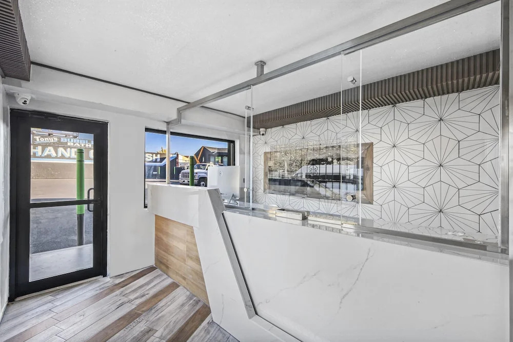 Hotel OPUS Bronx Near Bay Plaza Mall