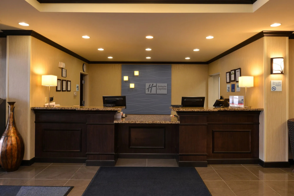 Holiday Inn Express & Suites Fairmont by IHG