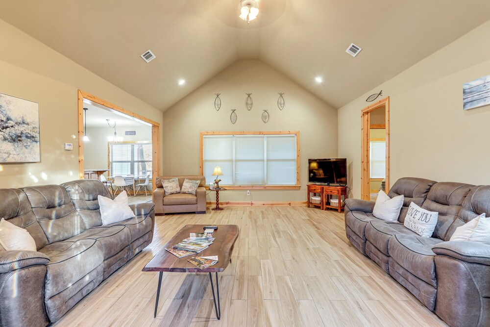 Fish the White River! Sleek Family Home in Flippin