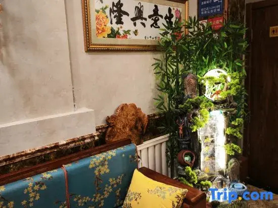 Yichun Hongmeiqi Express Hotel