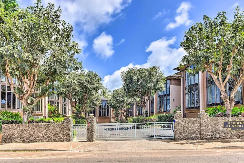 Bright & Airy Lahaina Condo - Walk to Beach!