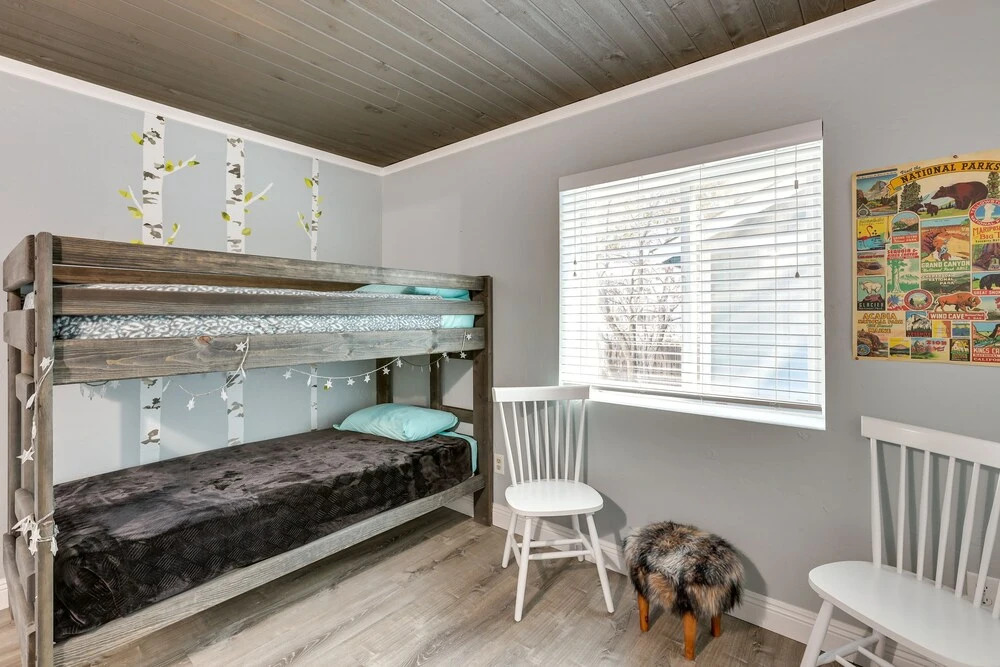 Sugarloaf Cabin w/ Fireplace Near Big Bear Lake