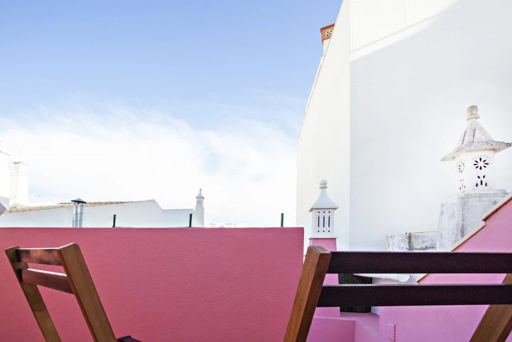 Pink House in Faro With 3 Bedrooms and 3 Bathrooms