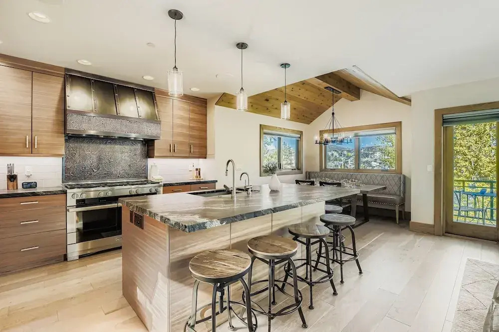 King Road Luxury Lodge, Private Hottub, Game Room, Media Room 45 4 Bedroom Home