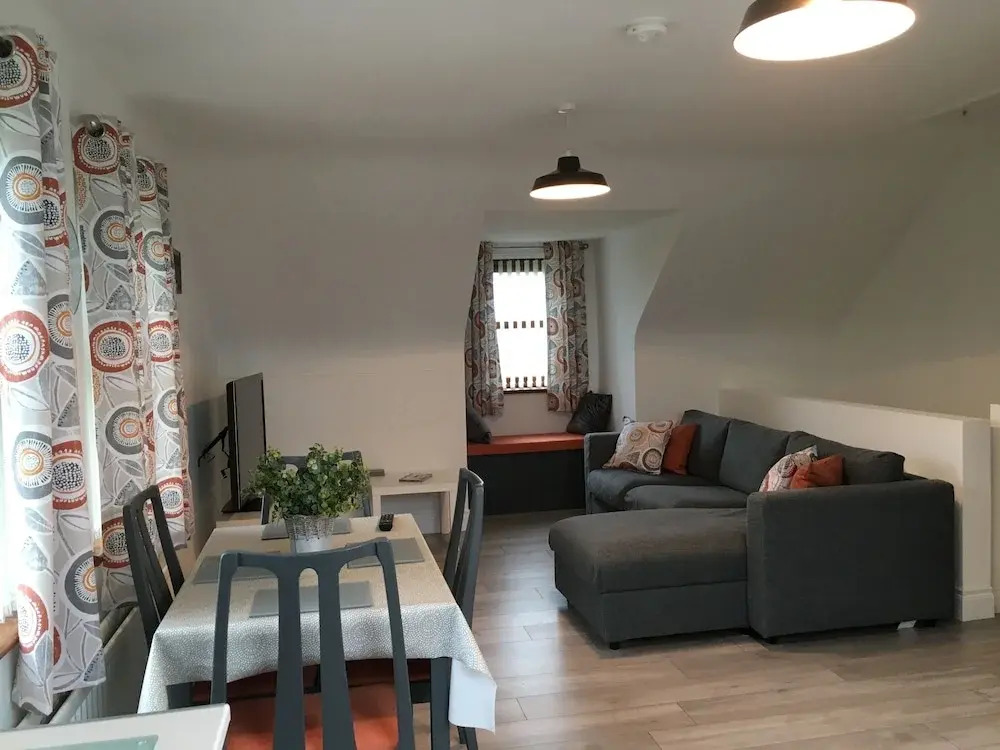 Sea & Mountain View-garden-wi-fi-parking- Sleeps 4
