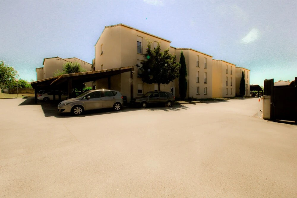 Piscine-Jardin-Parking à 700m de la cité