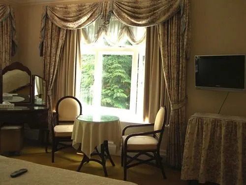 Brockenhurst Hotel