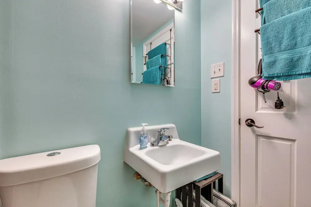 Kingston Home w/ Shared Pool - 23 Mi to Lakepoint!