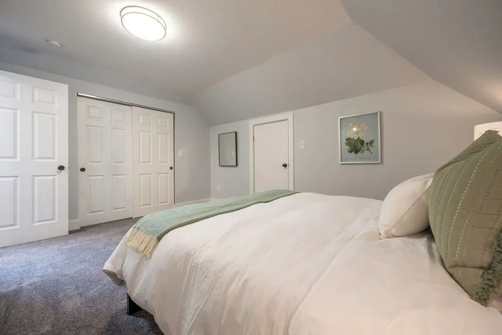 Spacious 5-Bedroom Blue Bungalow