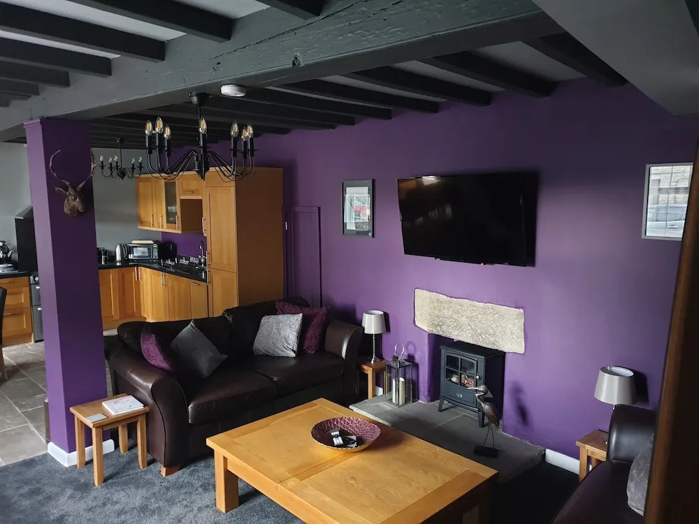 4 Bed Sleeps 8 On-Road Parking WiFi