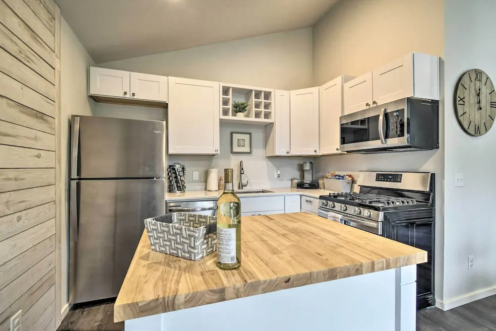 Cozy Cottage on the Coast Near Downtown Westport!