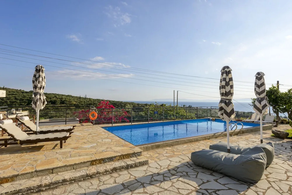 Majestic Chateau - Spectacular Seascapes & Pool