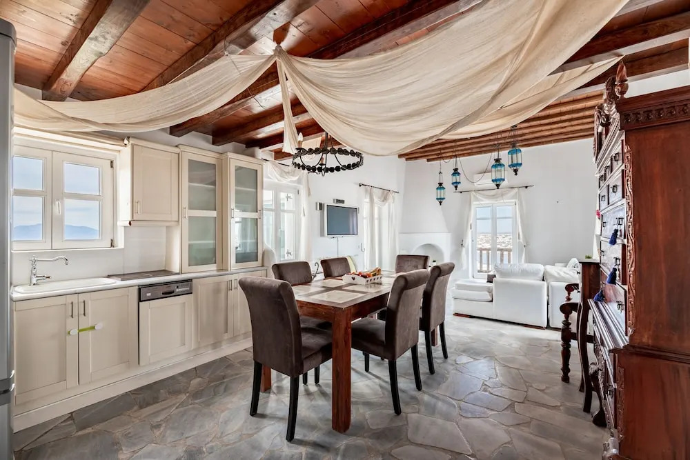 Carmelita Villa with Pool by Stylish Stays