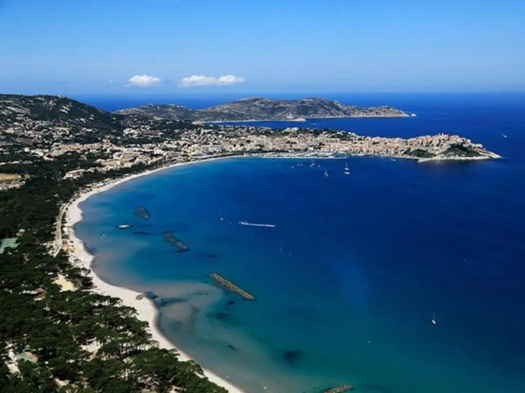 Mini villa climatisée - Vue mer - Mer à 50 m - Jardin et 2 terrasses 300 m2