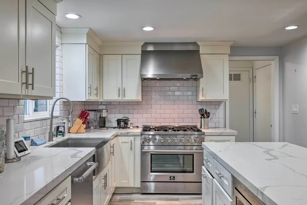 Modesto Home w/ Deck - 2 Mi to Vintage Faire Mall