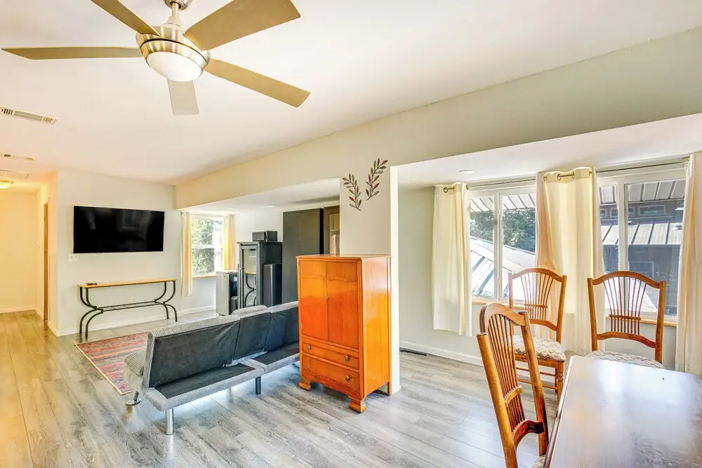 Cedar Creek Reservoir Retreat w/ Fire Pit + Deck!