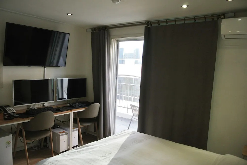 Shire Hotel