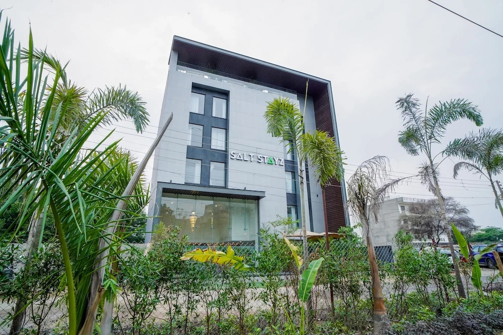 Saltstayz Select - Golf Course Road & Sector 57