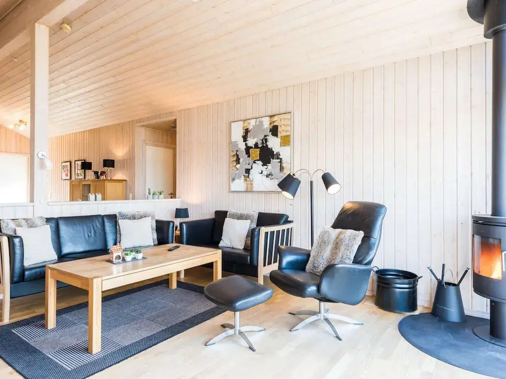 Bright and Spacious Family Retreat-By Traum