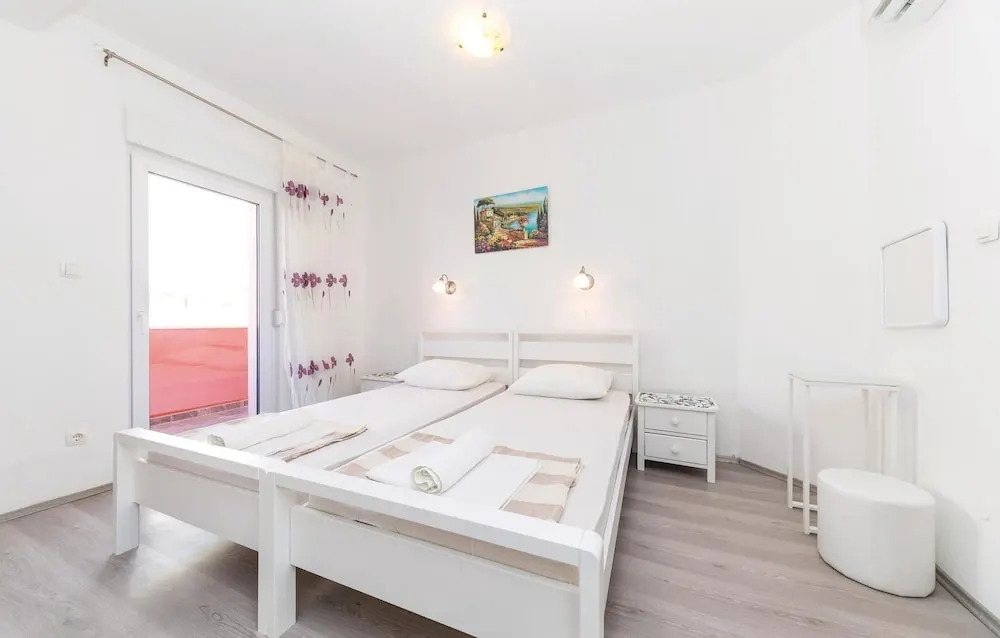 Amazing Home in Okrug Gornji With Sauna, Wifi and 4 Bedrooms