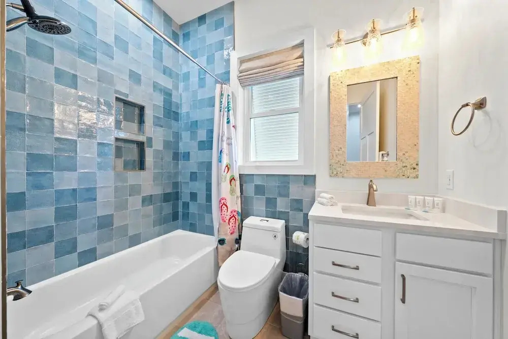 Luxury 4BR, Across street from beach, Sleeps 10!