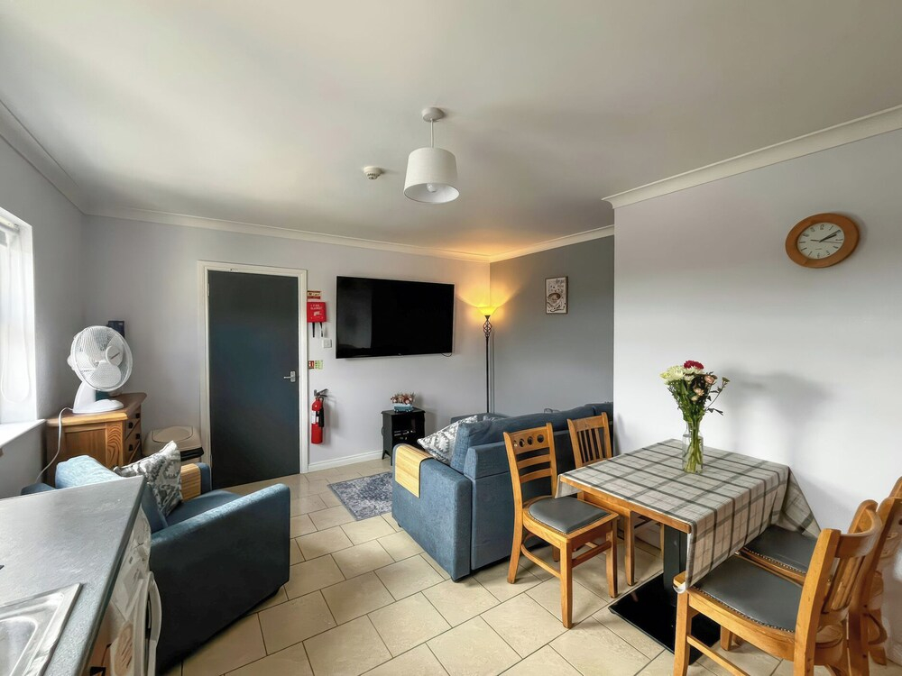 Shalom Apartment 98B