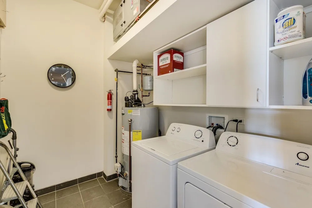 Designer 3BR with Balcony & Elevator on Clark! by AllSet Turnover
