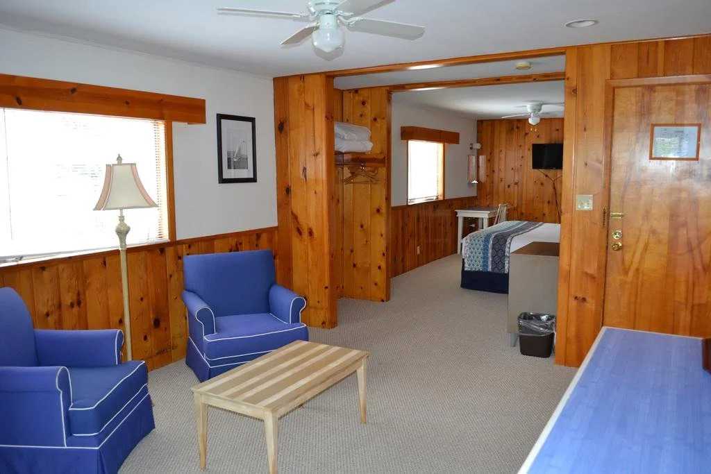 Buzz's Lakeside Inn
