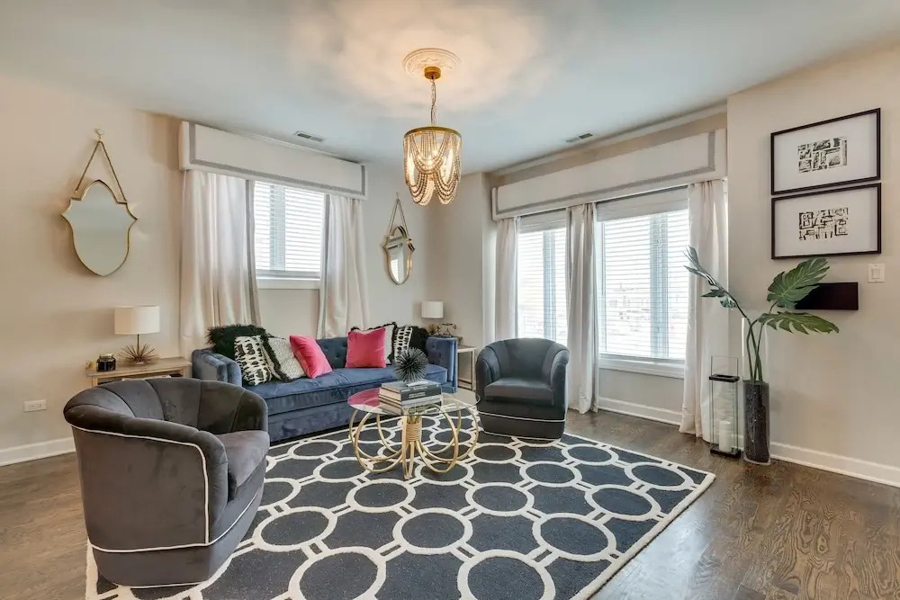 3 BR 3 BTH - UIC, Med Dist & Down Town + Garage by AllSet Turnover
