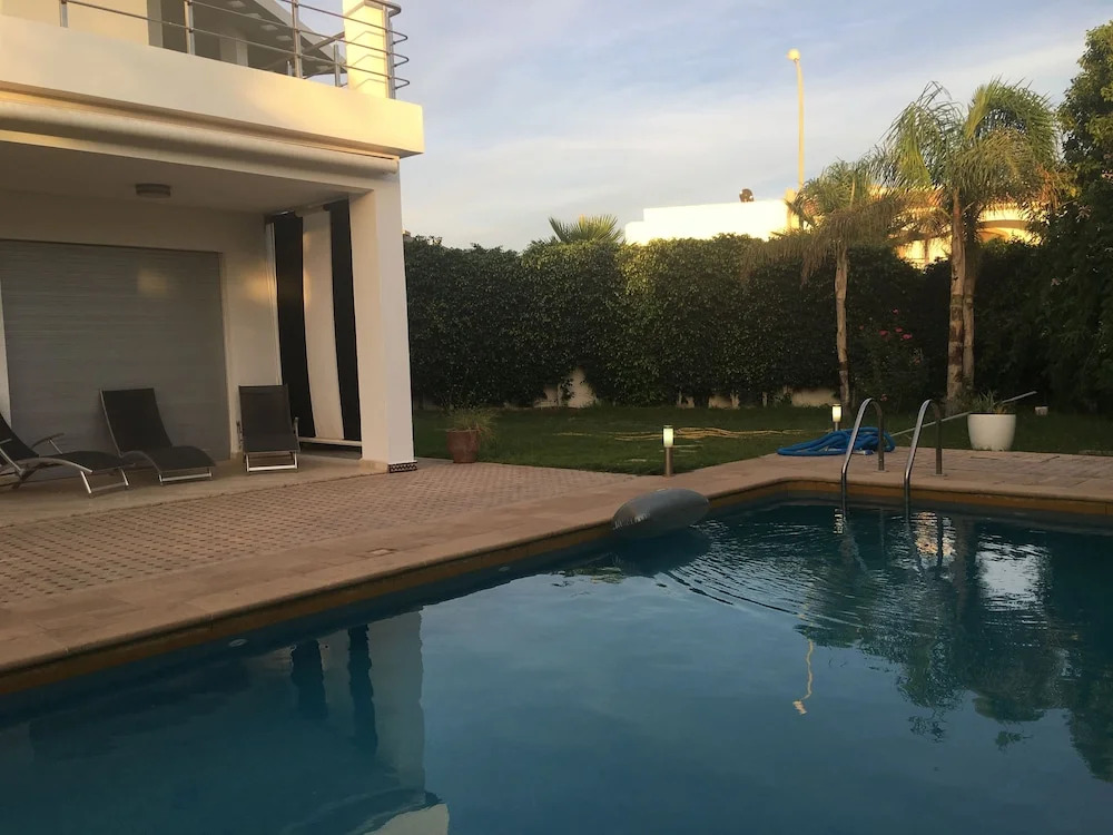 Luxurious 5 Bedrooms Villa Ref HI51053