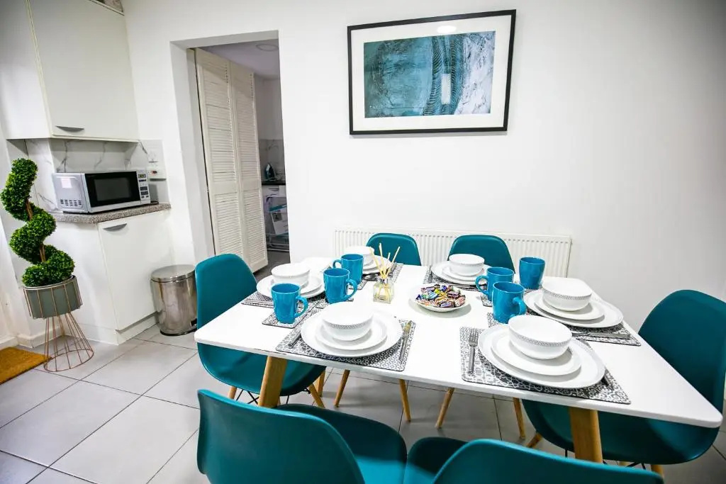 6 Bedroom House - Central MK - Free Parking, Smart TV, Fast Wifi and Garden - Perfect for Contractors and Large Groups by Yoko Property