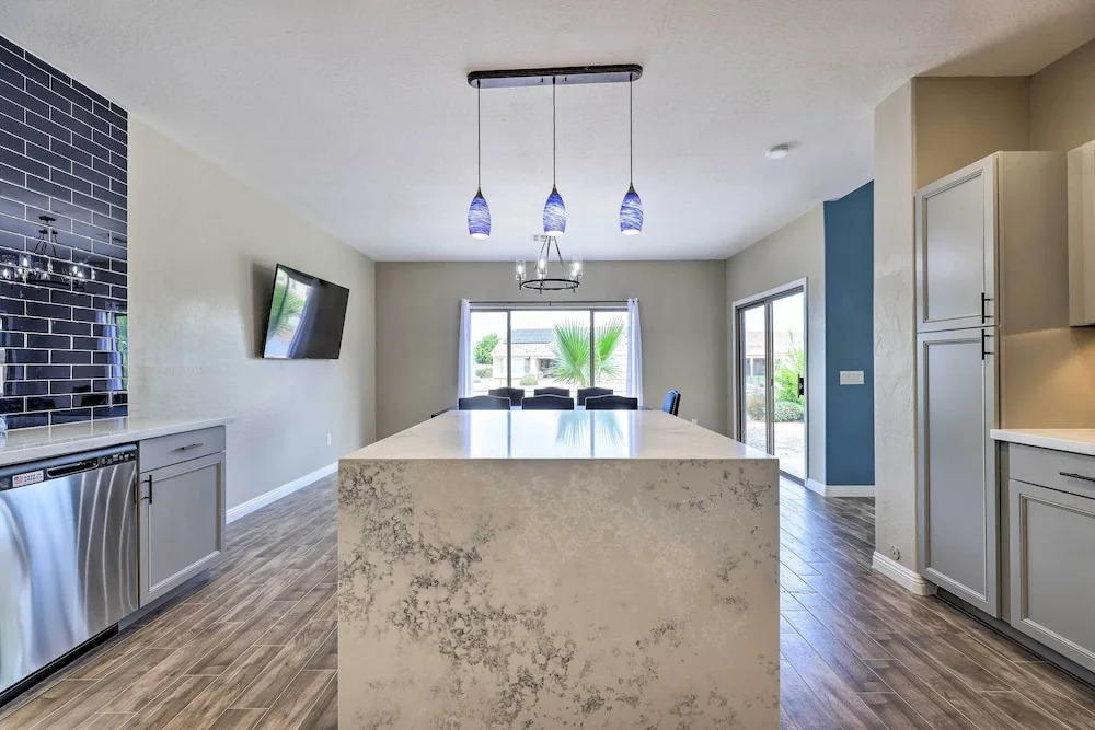 Beautiful Lakefront Peoria Home w/ Community Pool