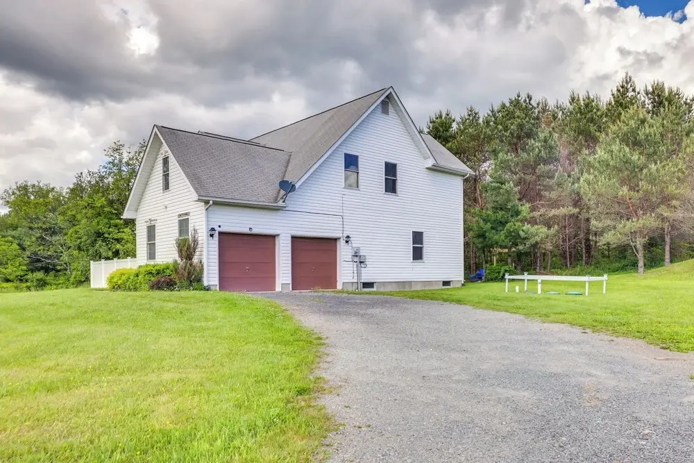 Game Room Poconos Family Home 13 Mi to Skiing