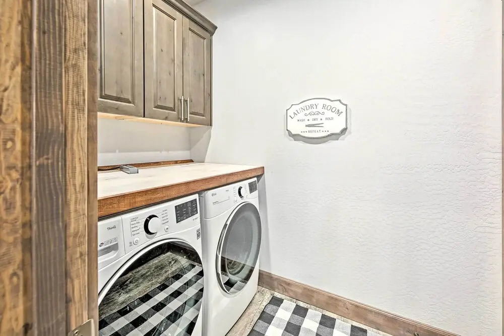 Chic Show Low Townhome w/ Bbq: Dogs Welcome!