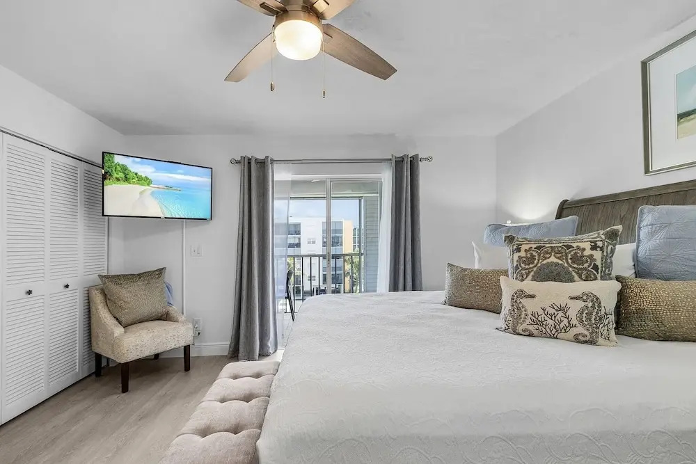 Royal Pelican - New Listing - 4511 Bay Beach Ln 2 Bedroom Condo by RedAwning