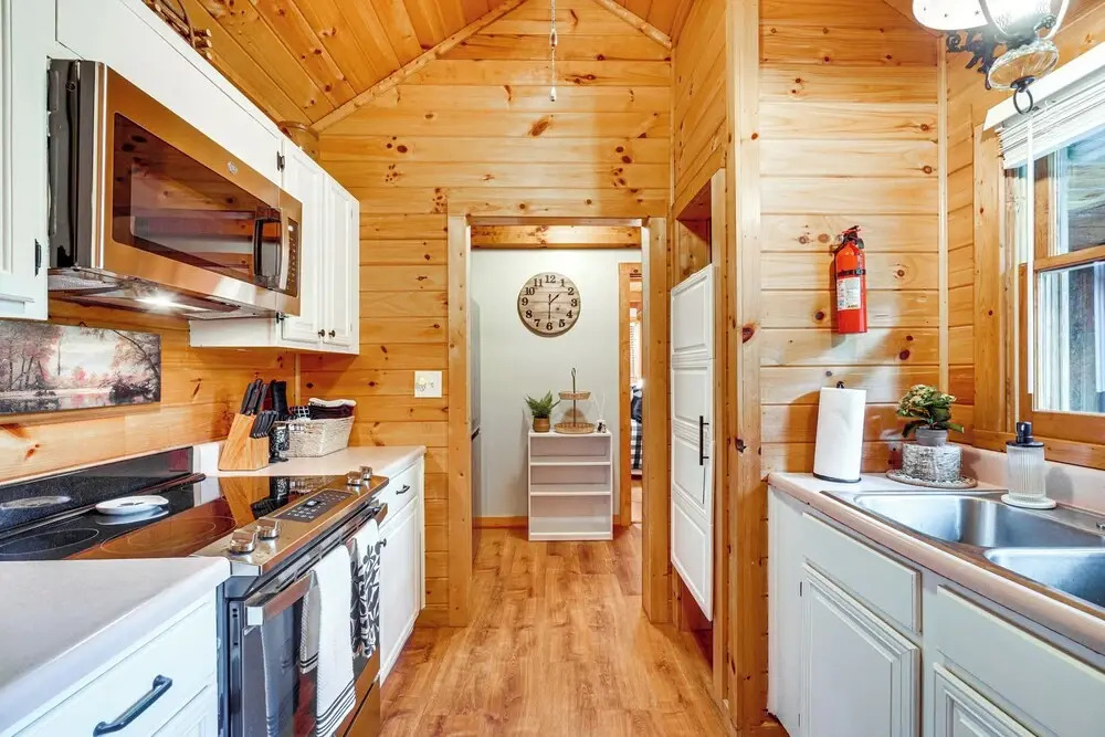 'bear Acres Getaway' Cabin w/ Deck in Townsend!