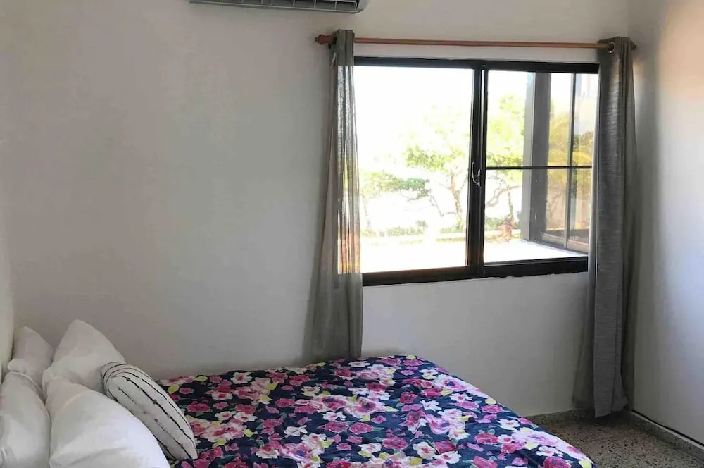 Ocean View 3bedroom With Amazing View in the Middle of Town Late Night Walks