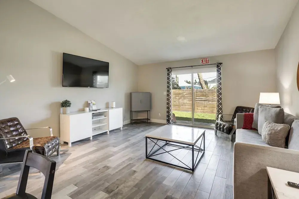Prime Spot Near Dtwn! Modern Anastasia Island Home