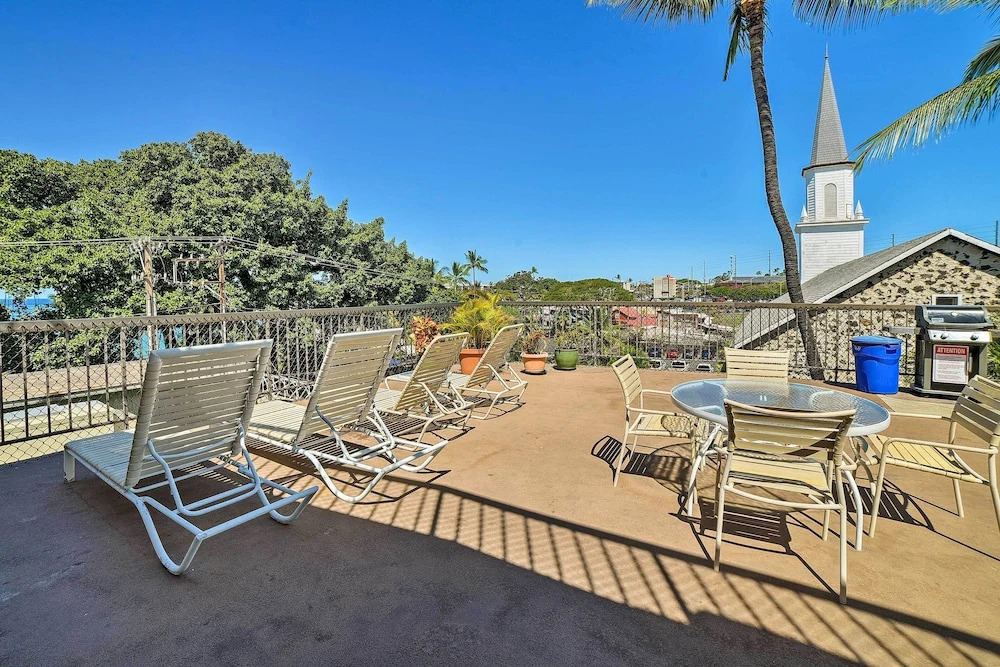 Downtown Air Conditioned Condo: Walk to Beaches