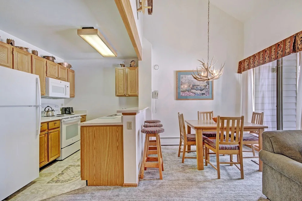 Ideal Locale Steps To Mountain & Main St- 1br+loft, Sleeps 6 1 Bedroom Condo by RedAwning