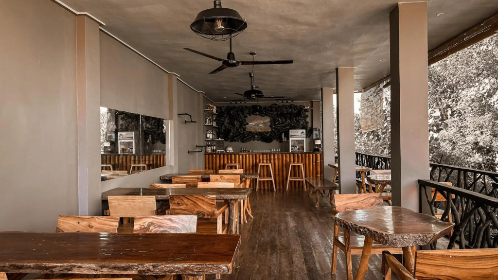 Compuesto's Guesthouse and Restobar