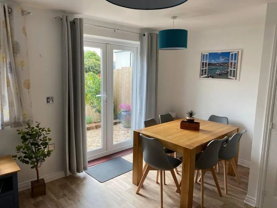 Stylish 3 Bed Home with Allocated Parking for 2