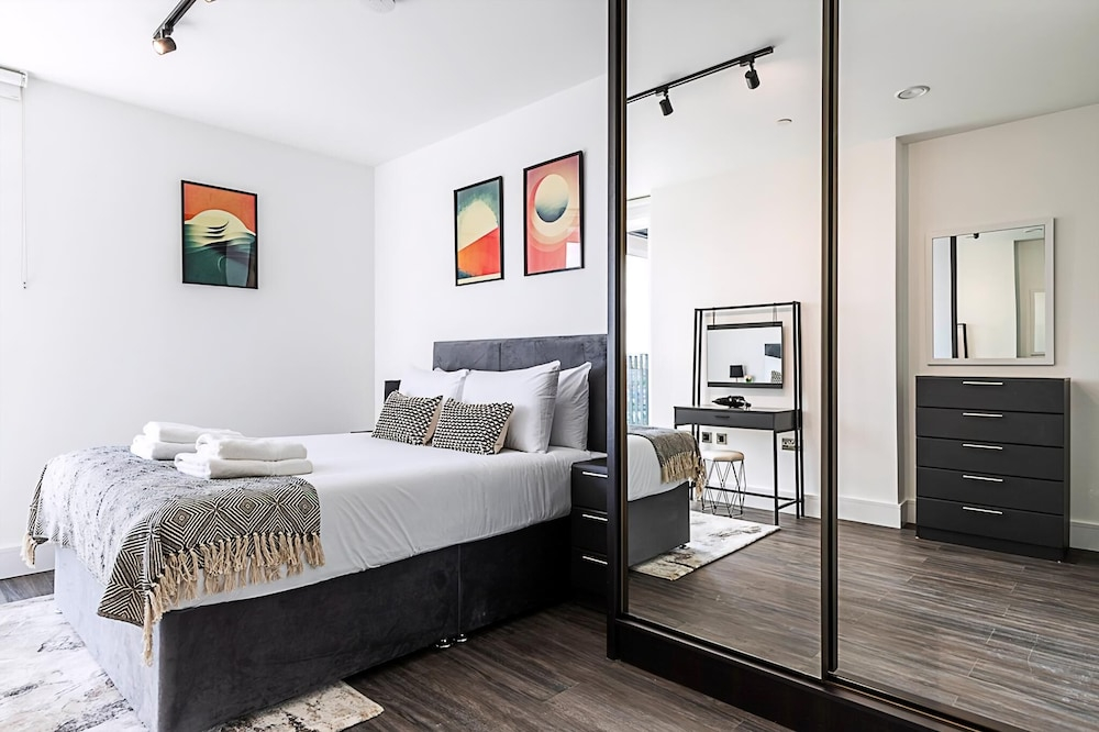 Sleek and Stylish 9th Floor Apartment