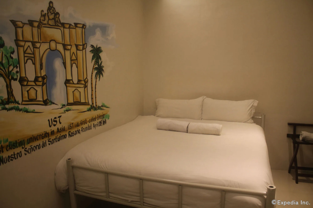 Tambayan Capsule Hostel & Bar