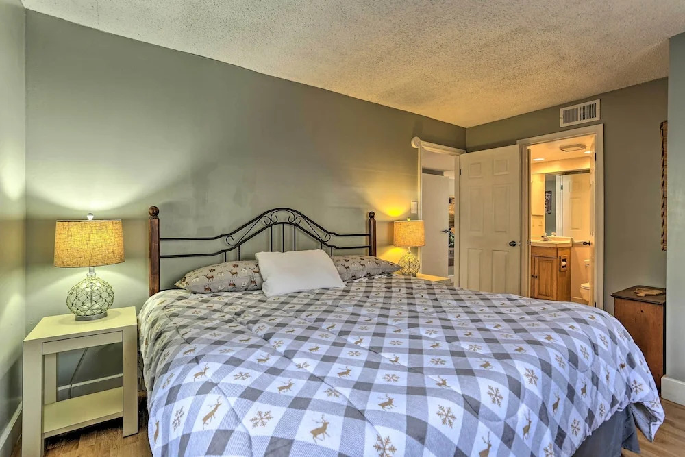 Condo on Big Boulder Lake w/ Community Pool Access