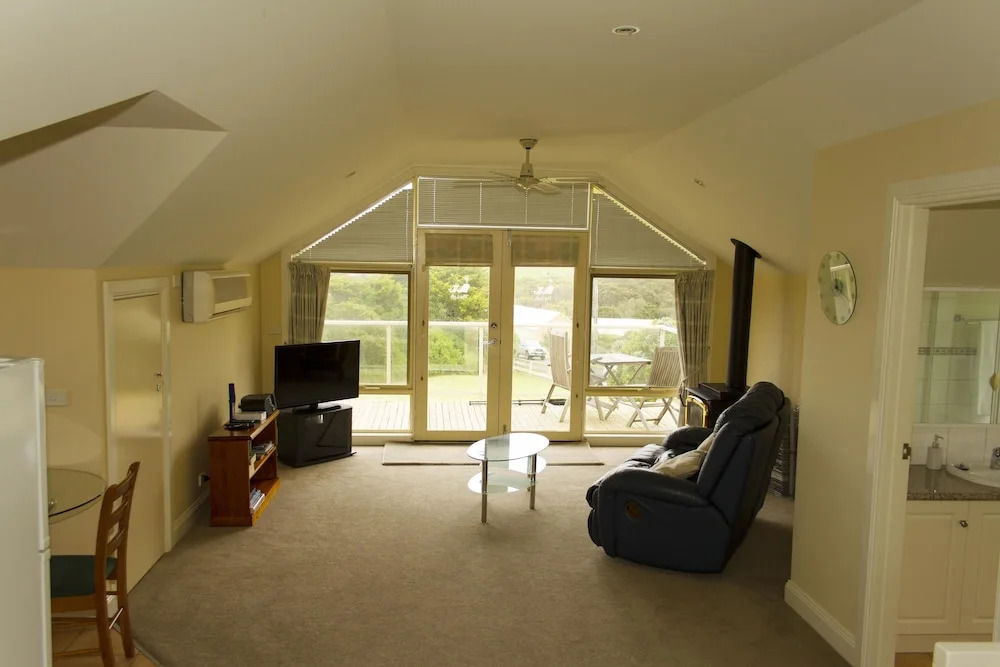 Logans Beach Apartments - The Loft