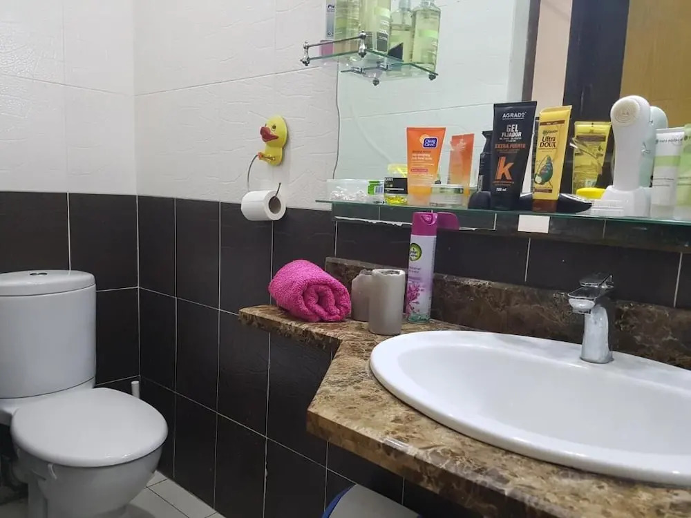 Elegant 2BR, Private Terrace, AC, Fast WiFi & Parking, Maarif